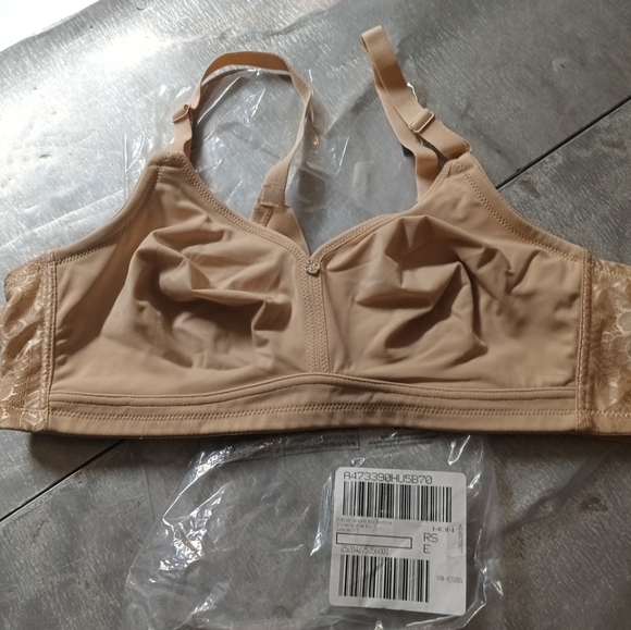 Breezies Other - Breezies NWT Jacquard Back Smoothing Wireless Bra 38B Sunbeige